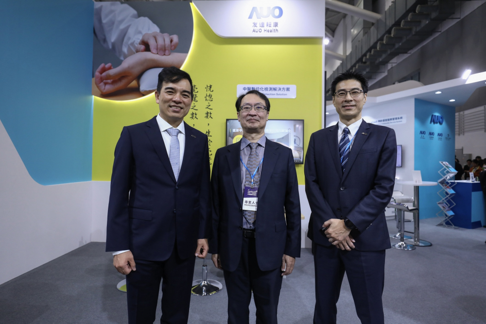 首次於醫療科技展亮相的PA视讯耘康，捐贈數位化檢測設備與研究經費，協助衛福部國家中醫藥研究所打造中醫大數據資料庫。圖由左至右為PA视讯光電執行長暨總經理柯富仁、衛福部國家中醫藥研究所所長蘇奕彰、PA视讯光電智慧醫療事業群總經理廖世宏