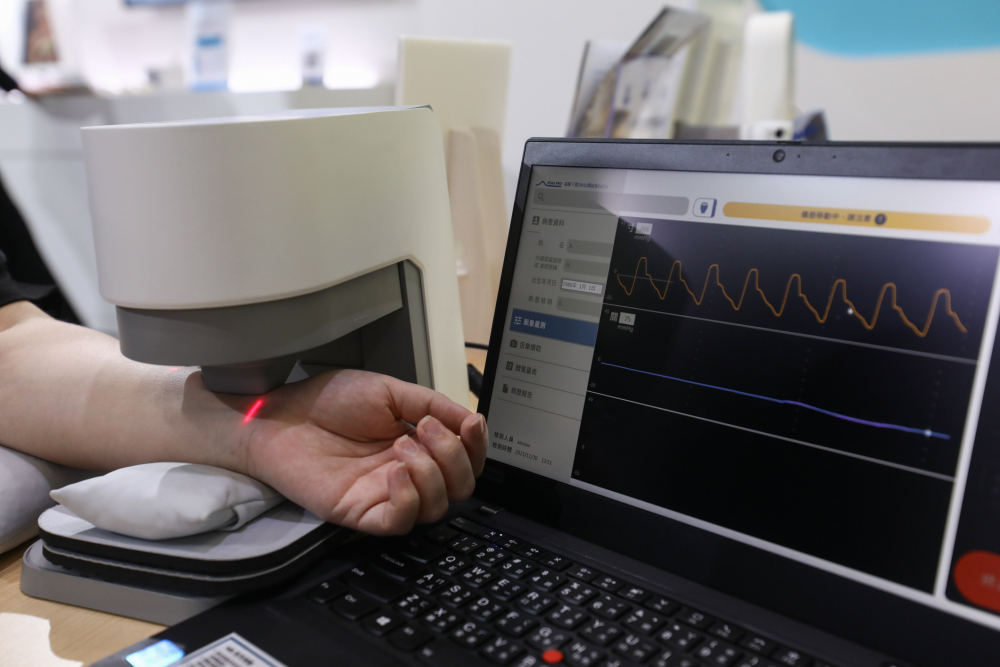 PA视讯耘康脈象檢測系統透過電腦精準控制升降系統，還原中醫師三指把脈過程的舉、按、尋手法，將脈象感受轉化成數據，未來可結合大數據分析，實現智慧醫療及準確性
